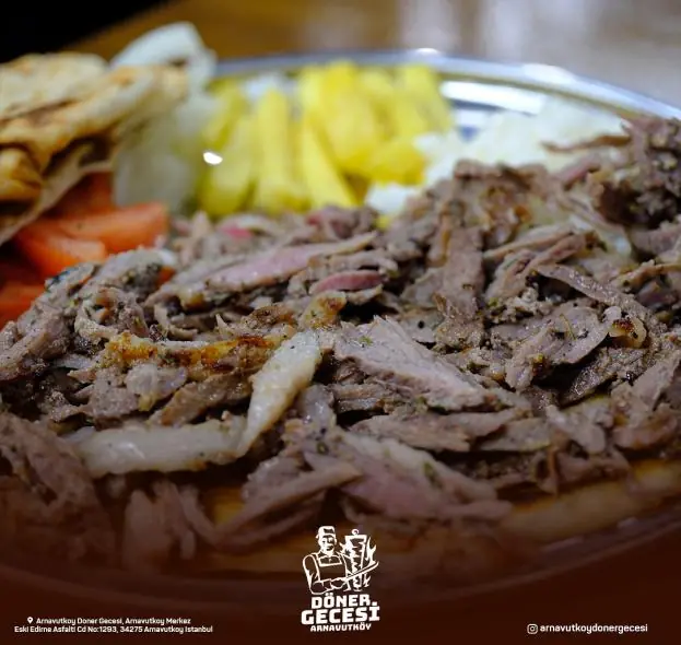 Pilav ve patatesle servis edilen porsiyon et döner